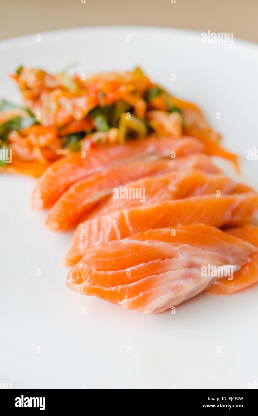 Close up Sashimi au saumon et kimchi sur plat blanc Banque D'Images