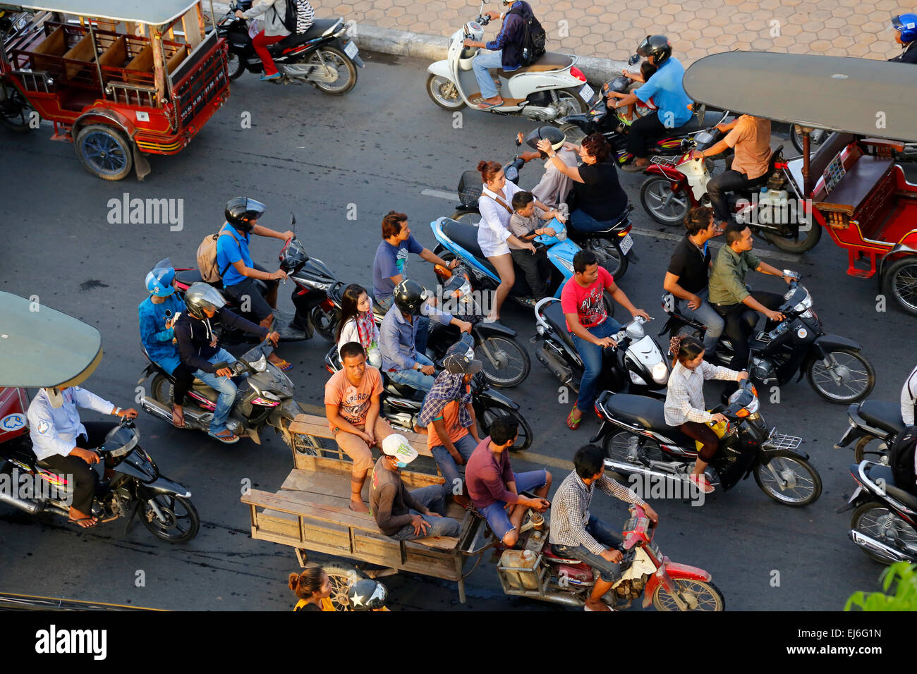 Trafic sur Sisowath Quay, Phnom Penh, Cambodge Banque D'Images