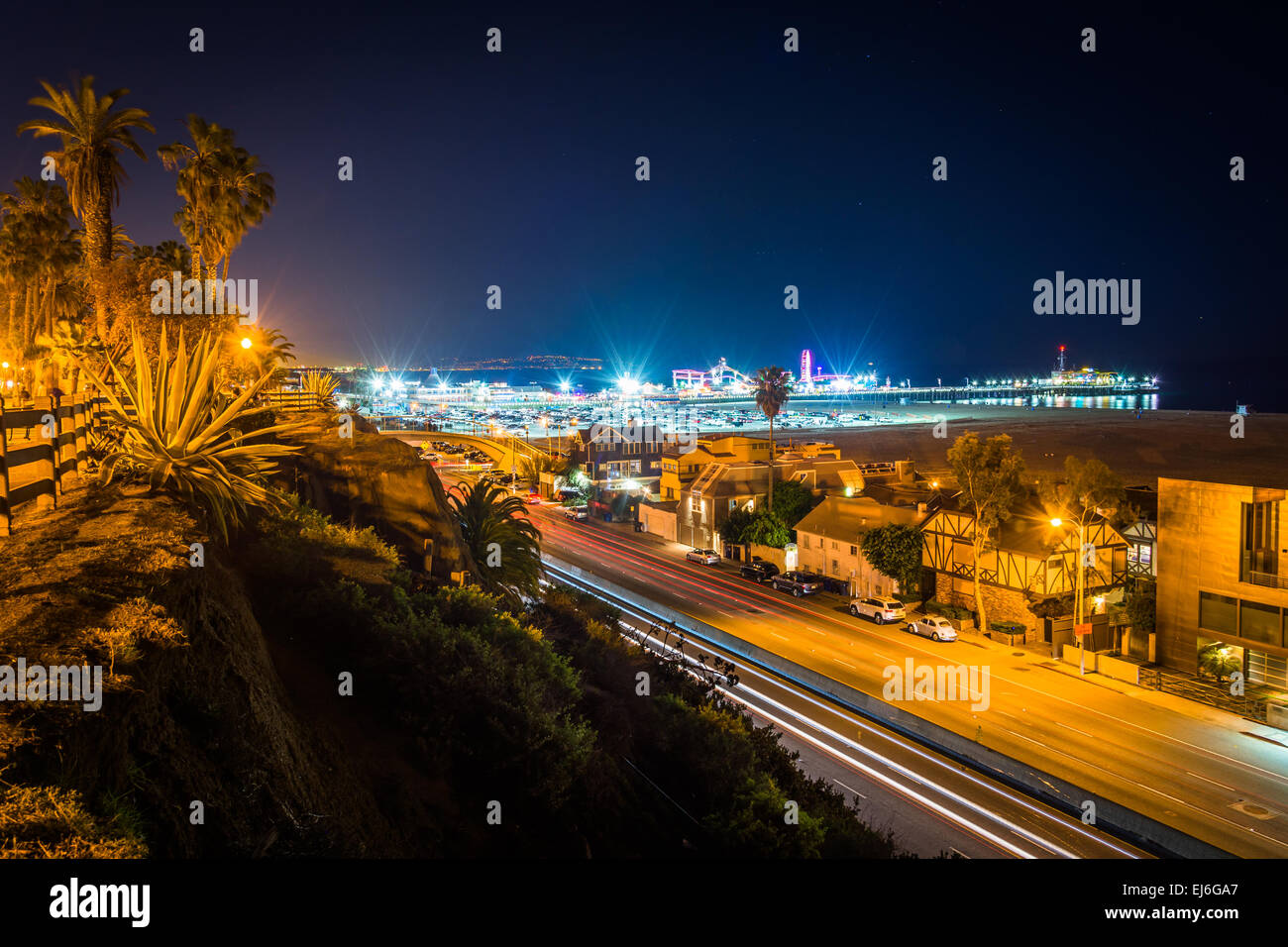 Voir l'Autoroute de la côte Pacifique de la nuit, de Palisades Park, à Santa Monica, en Californie. Banque D'Images