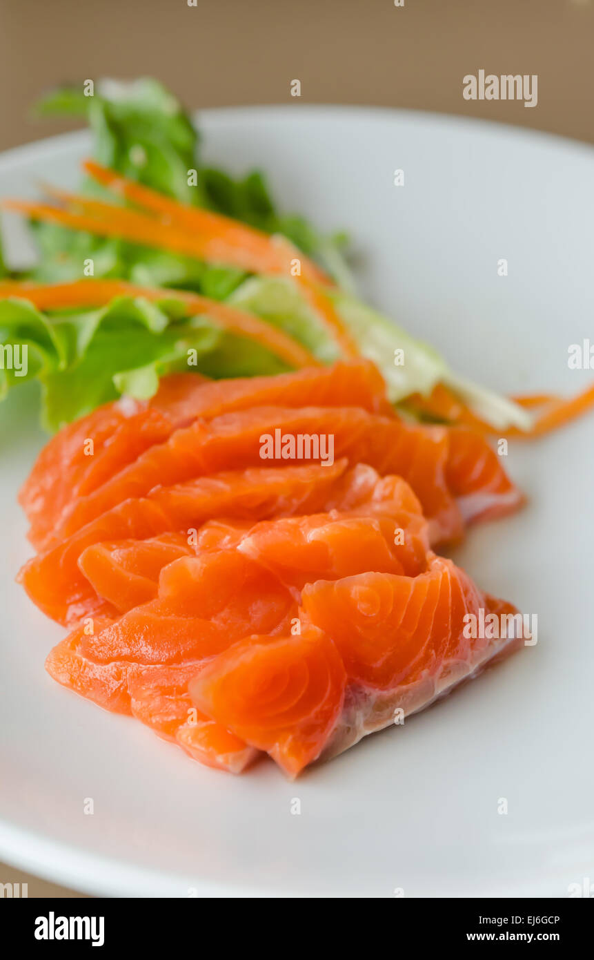 Sashimi de saumon avec salade fraîche sur le plat blanc, une cuisine de style japonais Banque D'Images