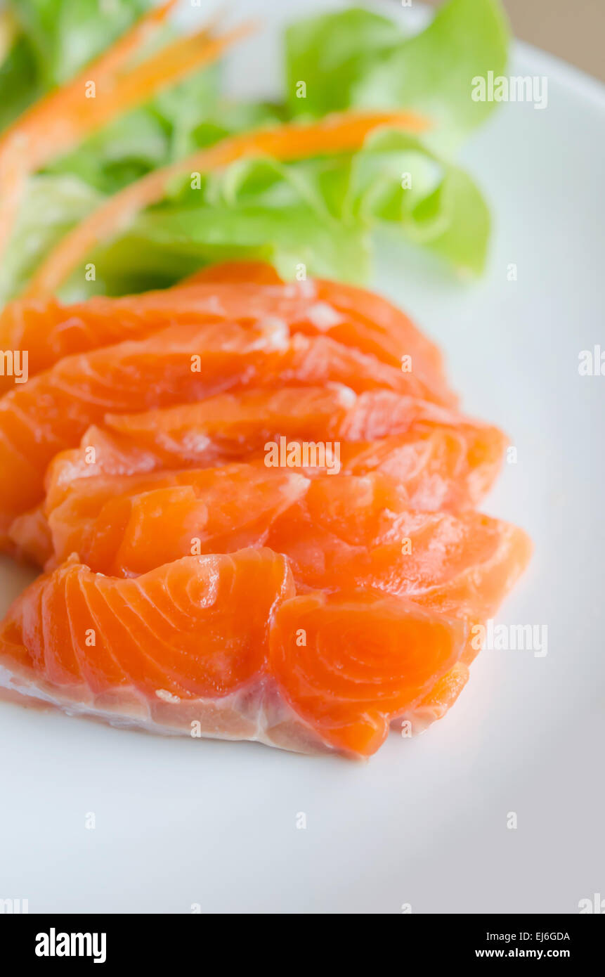 Sashimi de saumon avec salade fraîche sur le plat blanc Banque D'Images