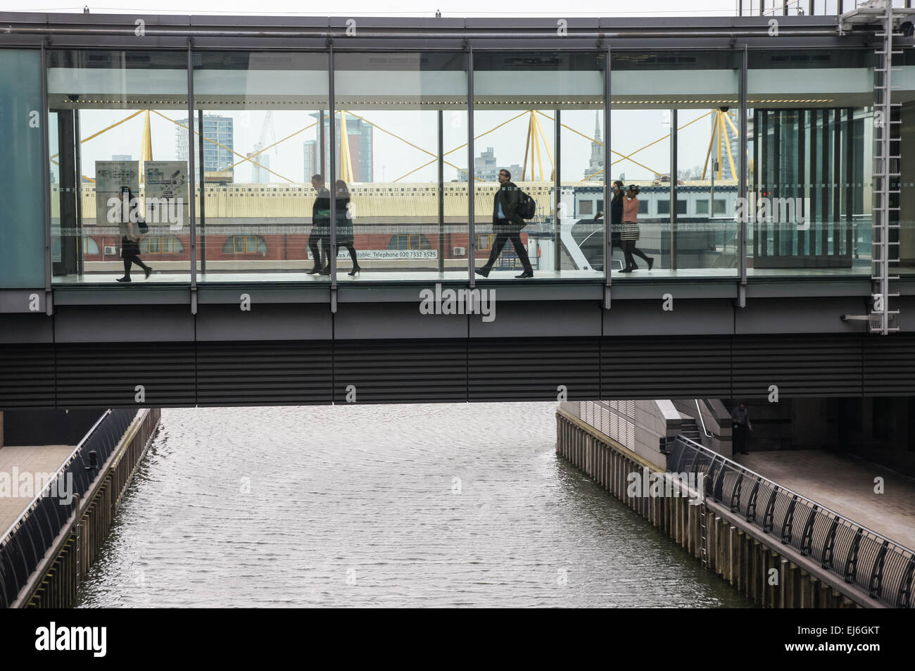 Les employés de bureau Passage Passage évasement à Canary Wharf, Londres Angleterre Royaume-Uni UK Banque D'Images