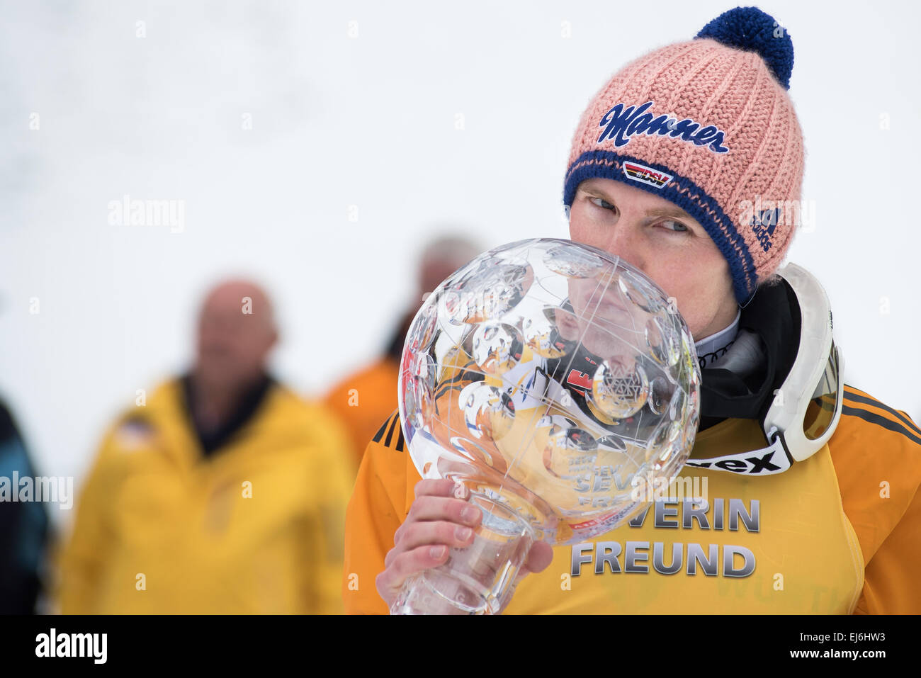 Severin Freund de l'Allemagne s'embrasser Globe de cristal pour célébrer sa  victoire en Coupe du Monde FIS de saut à ski au classement général de la  Coupe du monde de saut à