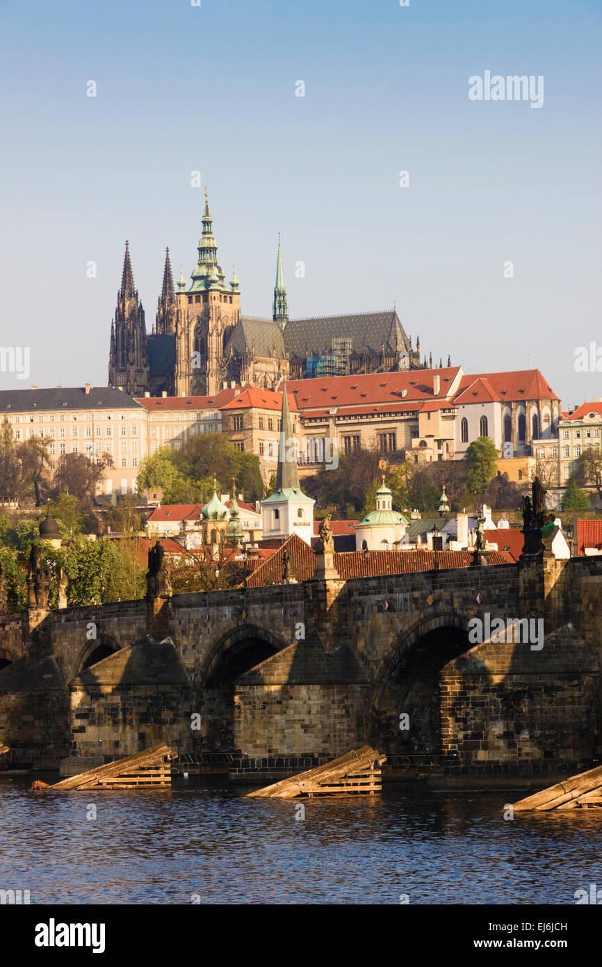Le Pont Charles, le château et la Cathédrale St Vitus, à l'aube. Prague, République Tchèque Banque D'Images