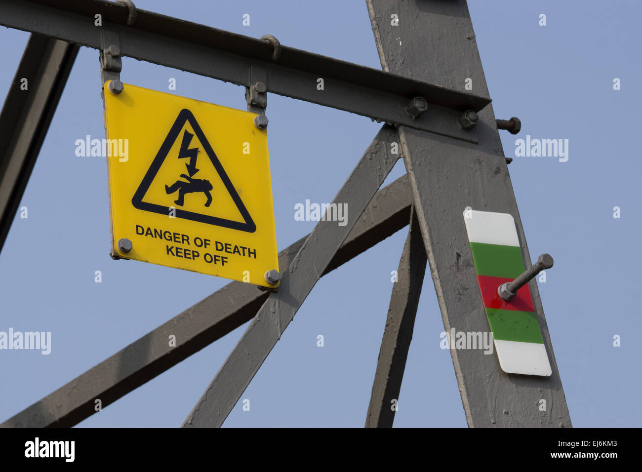 Danger de mort ne pas signer d'boulonné pylône Banque D'Images