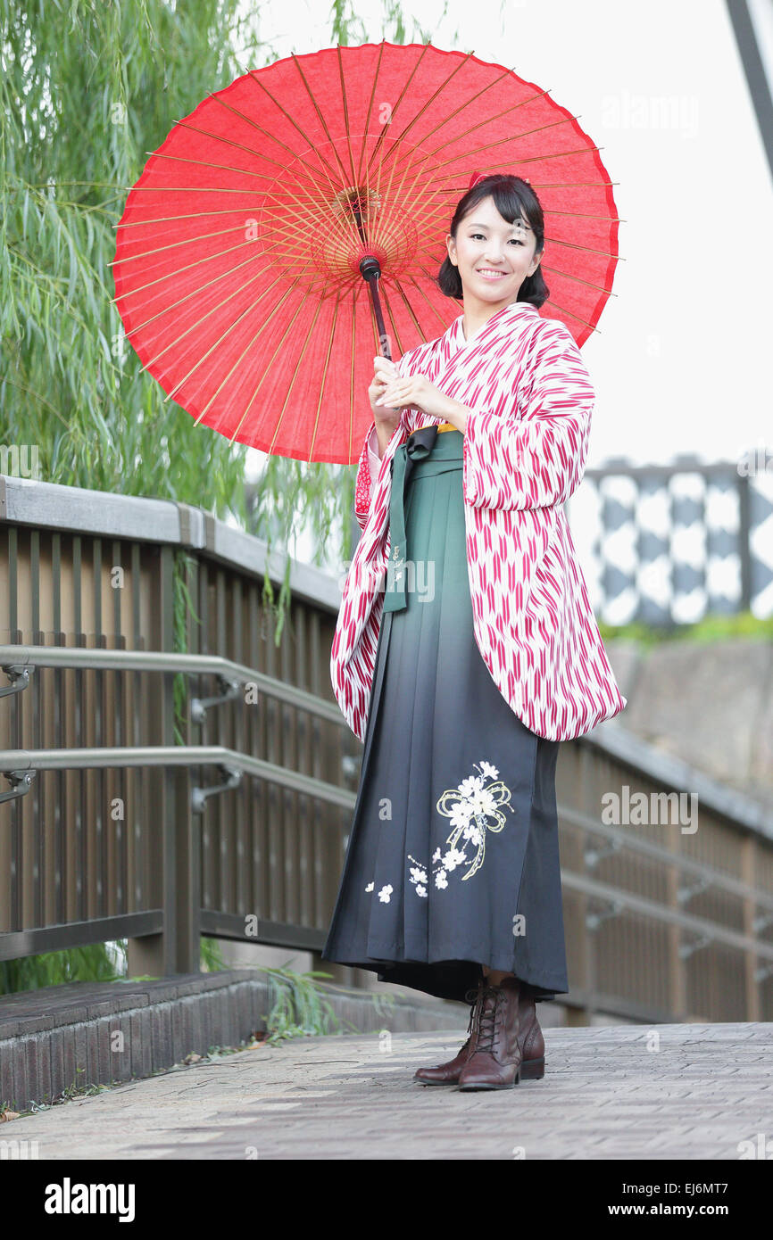 Jeune japonaise dans un kimono Banque D'Images