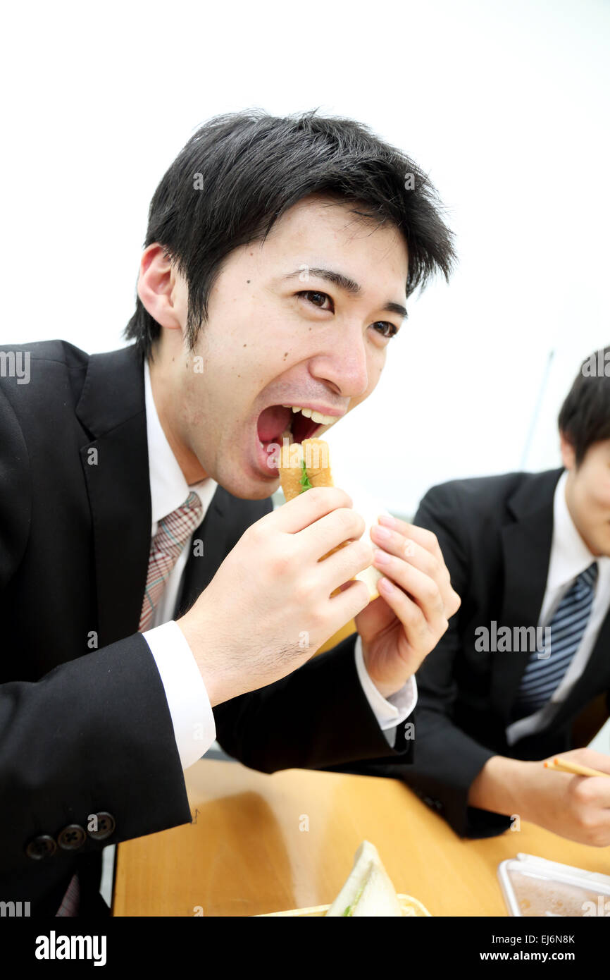 Les jeunes gens d'affaires japonais ayant déjeuner ensemble Banque D'Images
