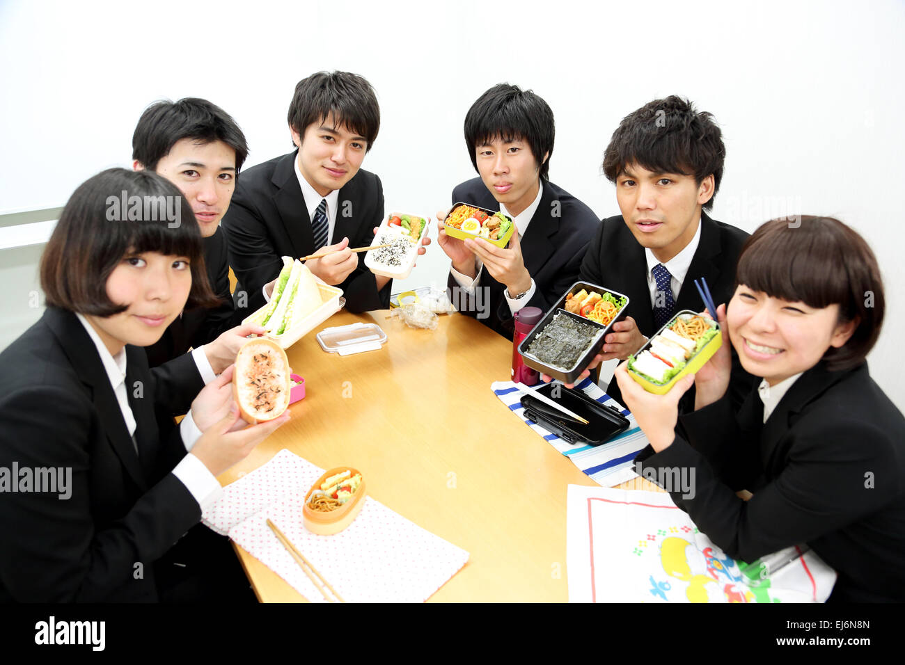 Les jeunes gens d'affaires japonais ayant déjeuner ensemble Banque D'Images