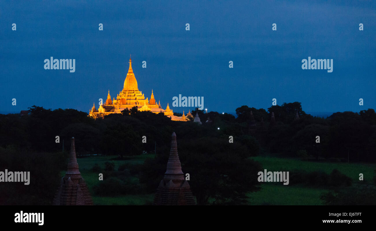 Vue nocturne de Temple Ananda, Bagan, Mandalay, Myanmar Région Banque D'Images