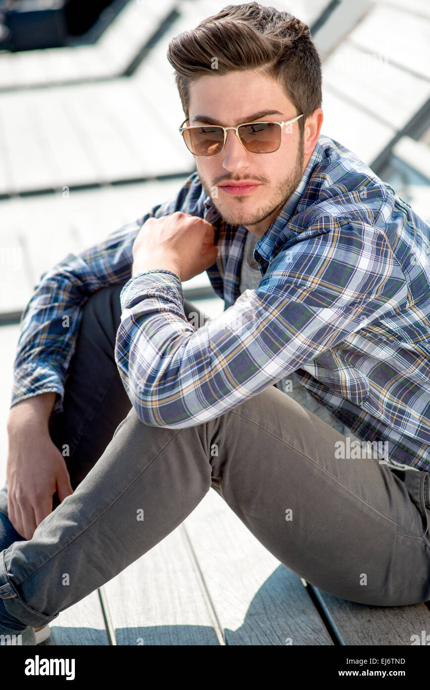 Portrait d'un jeune homme séduisant outdoor Banque D'Images