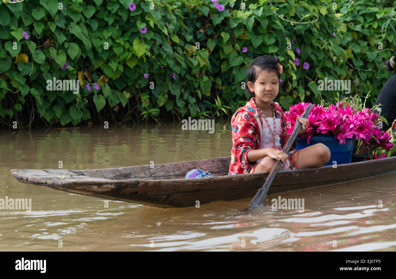 Jeune fille en canot à rames, au Lac Inle, l'État de Shan, Myanmar Banque D'Images