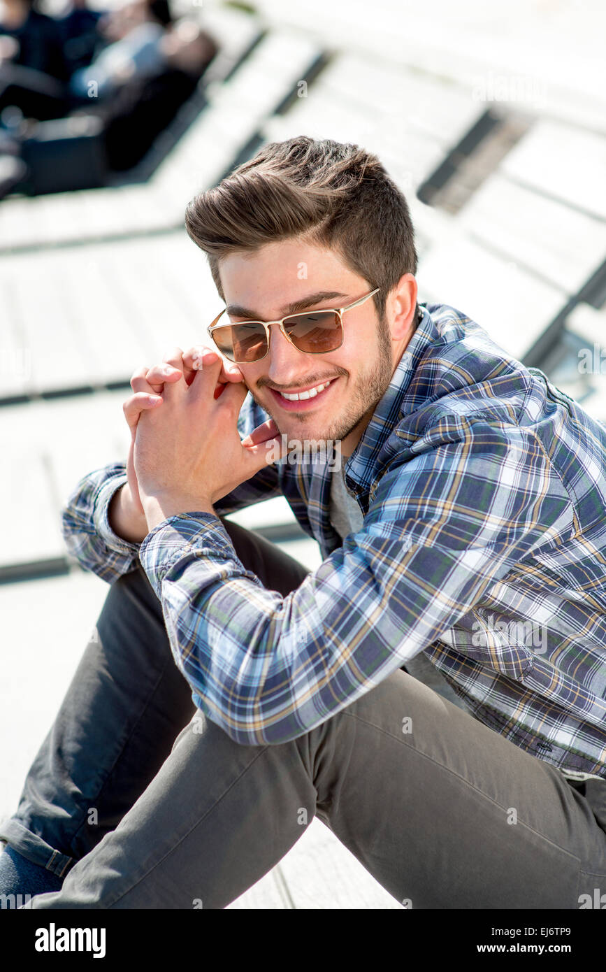 Portrait d'un jeune homme séduisant outdoor Banque D'Images