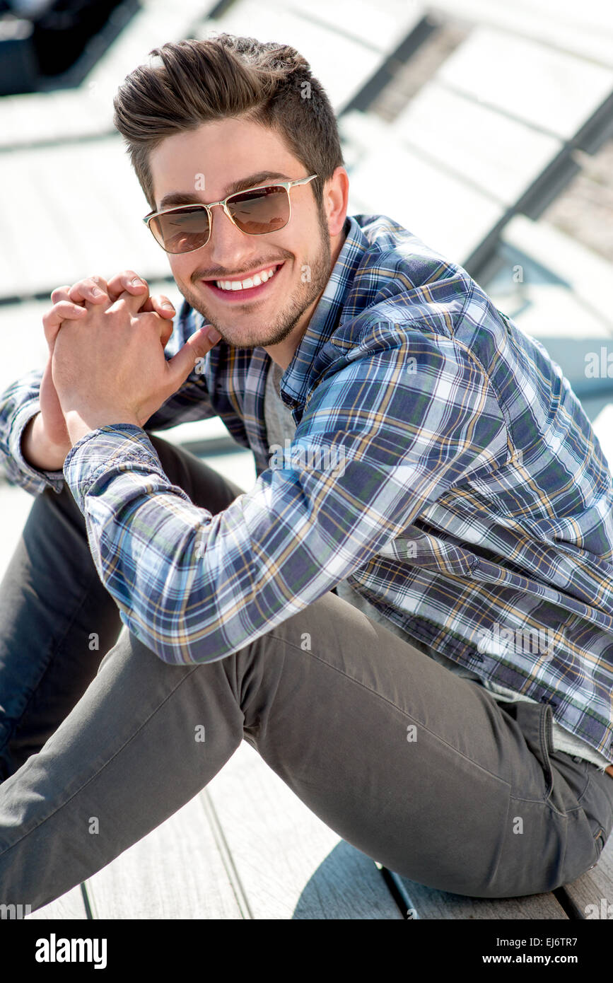Portrait d'un jeune homme séduisant outdoor Banque D'Images