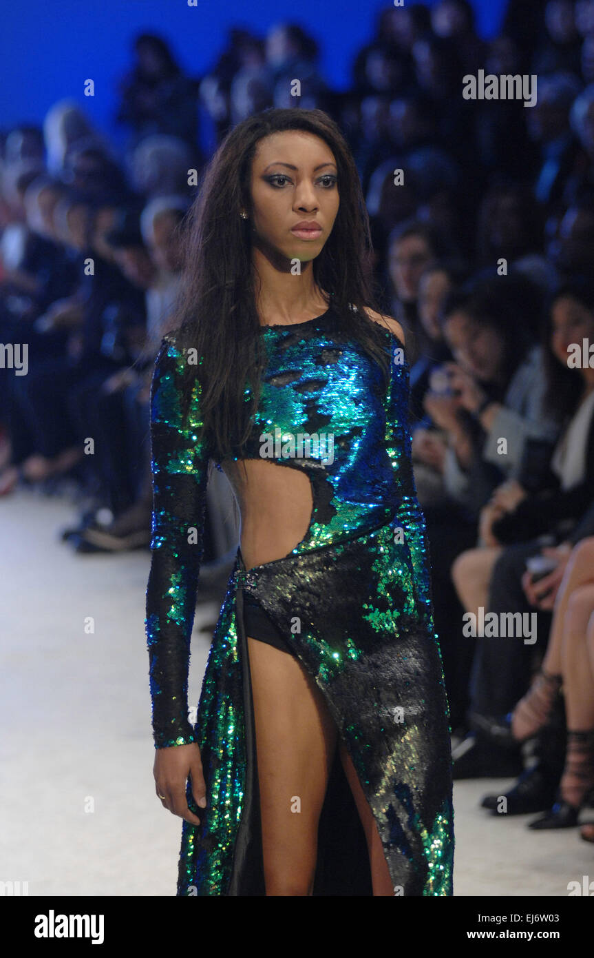 Vancouver, Canada. Mar 22, 2015. Un modèle présente une création de designer Italien Rocco Adriano Galluccio au cours de la journée de clôture de la Semaine de la mode de Vancouver Automne/Hiver 2015 à Vancouver, Canada, le 22 mars 2015. Crédit : Sergei Bachlakov/Xinhua/Alamy Live News Banque D'Images