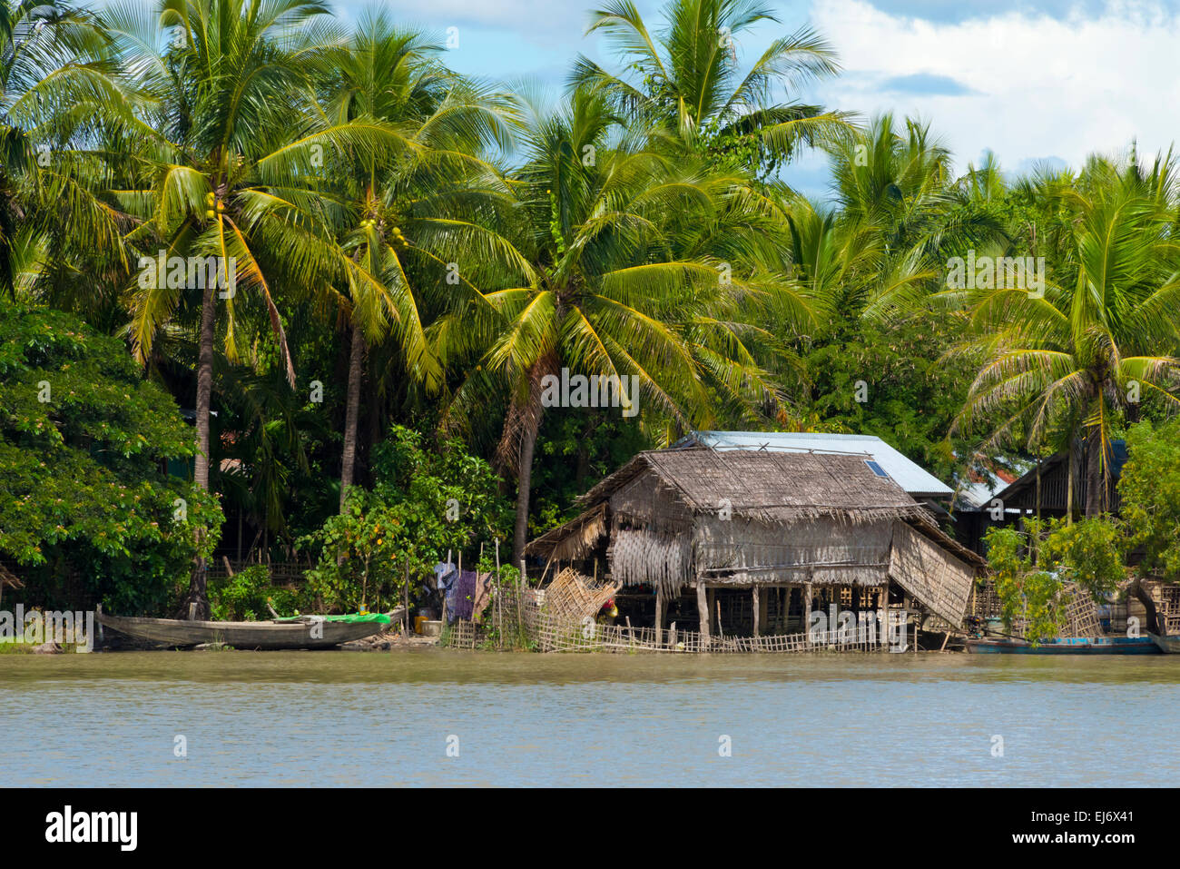 Maisons de village sur la rive de la rivière Kaladan, entre Sittwe et Mrauk-U, l'État de Rakhine, au Myanmar Banque D'Images
