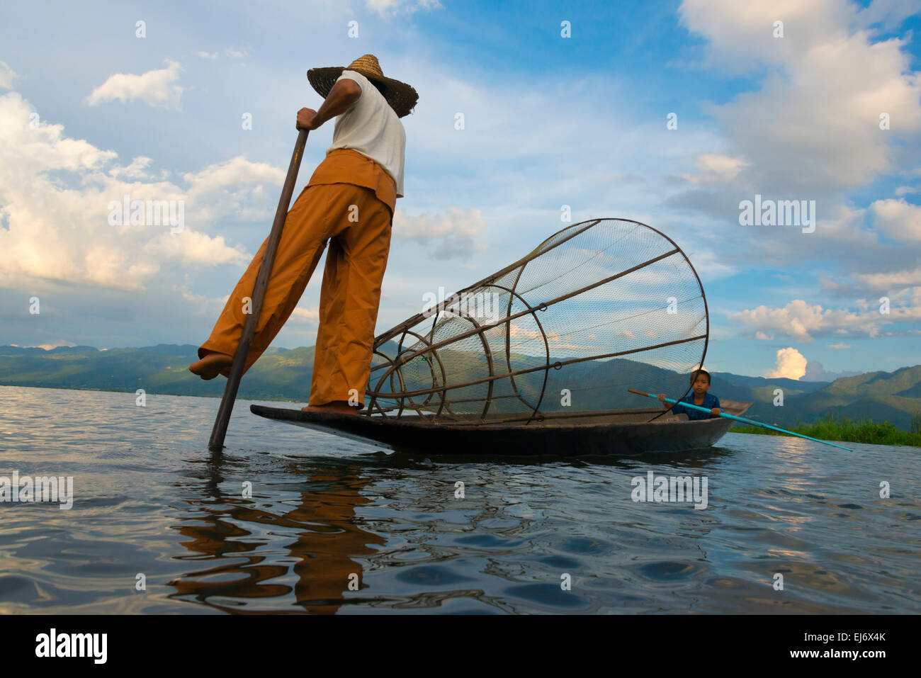 Barque de pêcheur ethnie Intha avec jambe sur le lac Inle, l'État de Shan, Myanmar Banque D'Images