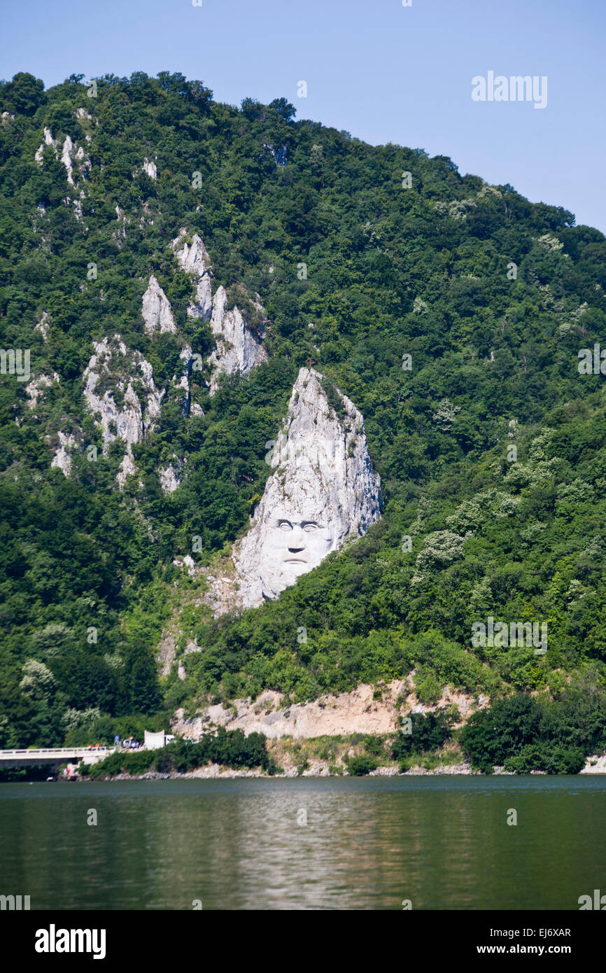 Les 40 mètres de haut de la sculpture rock Roi Decebalus de Dacia sur le Danube en Roumanie Banque D'Images