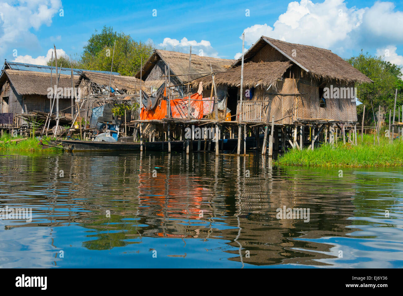 Cottages sur pilotis du village flottant sur le lac Inle, l'État de Shan, Myanmar Banque D'Images