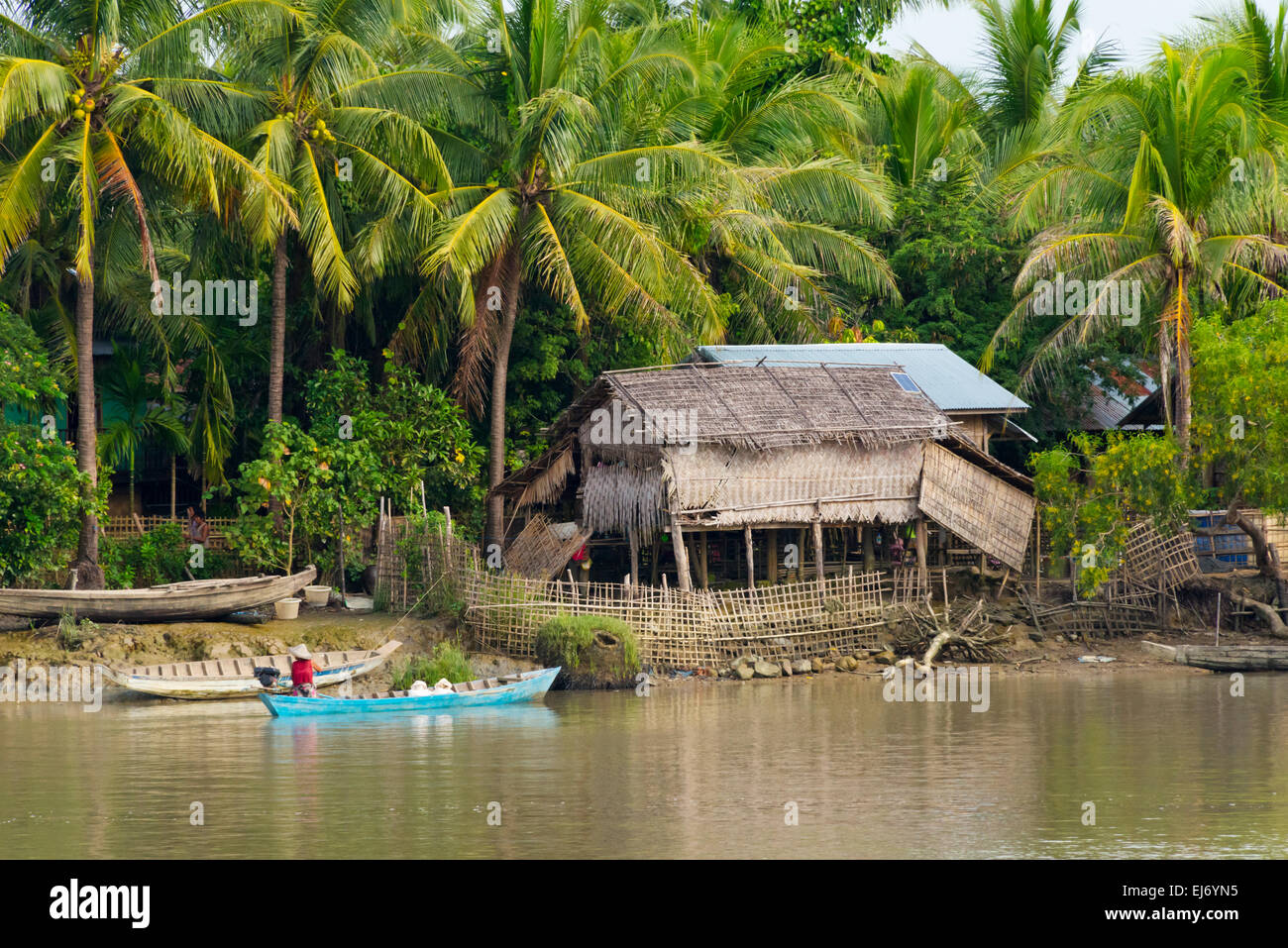 Maison de village sur la rive de la rivière Kaladan, entre et Sittwe Mrauk-U, l'État de Rakhine, au Myanmar Banque D'Images