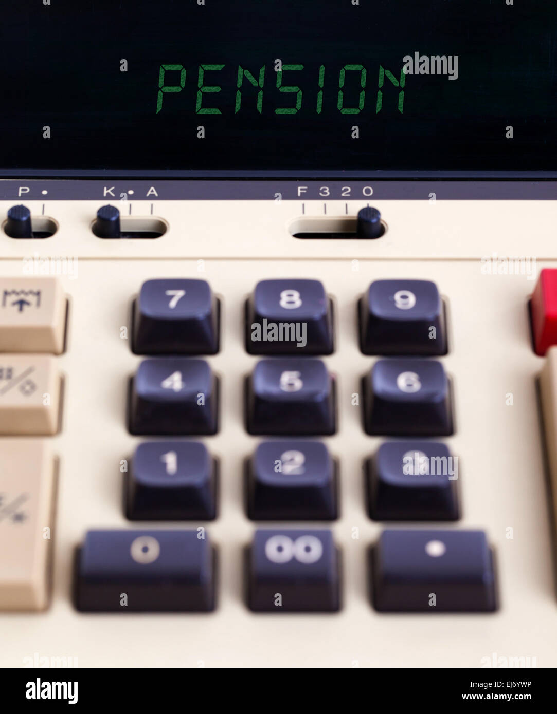 Vieille calculatrice montrant un texte sur l'affichage - pension Banque D'Images