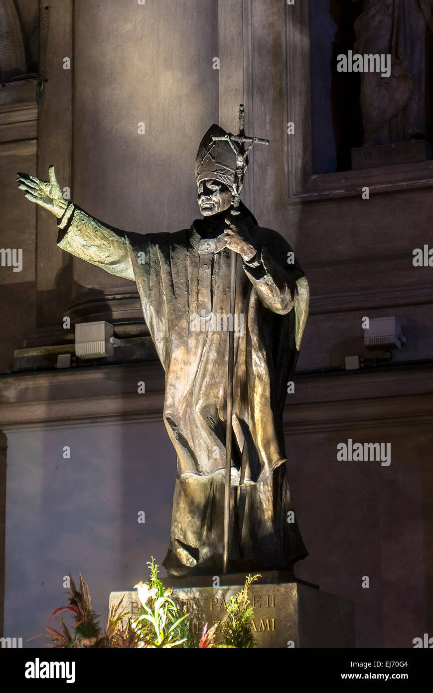 Pologne, Varsovie : statue du Pape Jean-Paul II devant l'Eglise des Saints. Banque D'Images