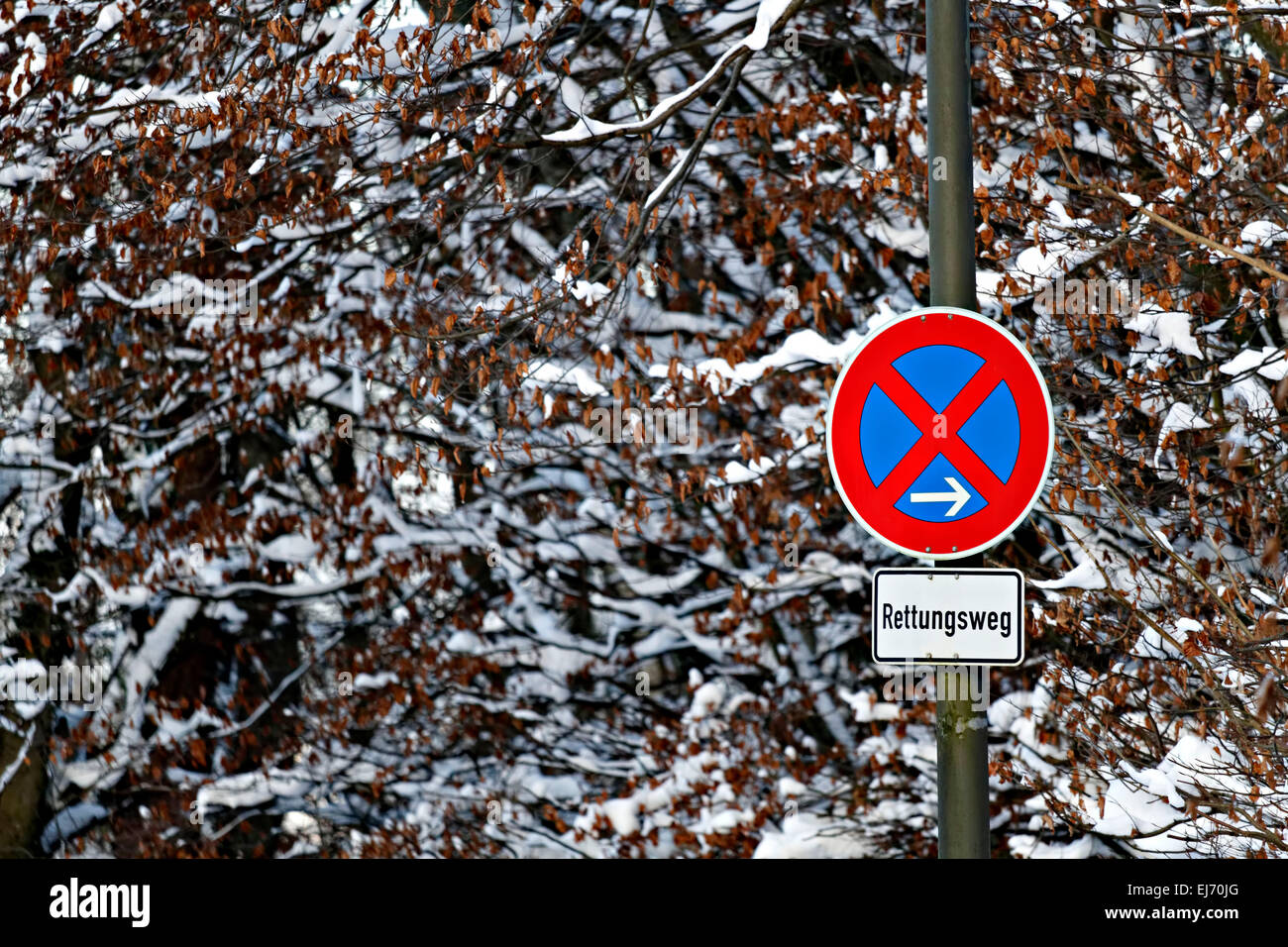 Restez à l'écart allemand panneau routier (Rettungsweg), Chiemsee, Chiemgau, Upper Bavaria, Germany, Europe. Banque D'Images