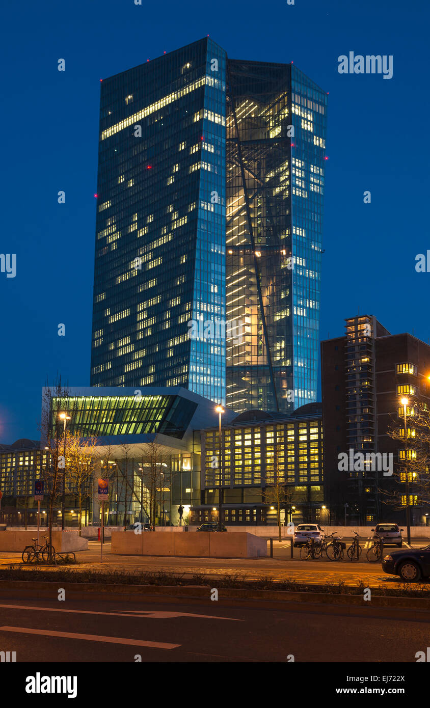 La nouvelle Banque centrale européenne, BCE, à l'avant de l'édifice, illuminé la nuit, Frankfurt am Main, Hesse, Allemagne Banque D'Images