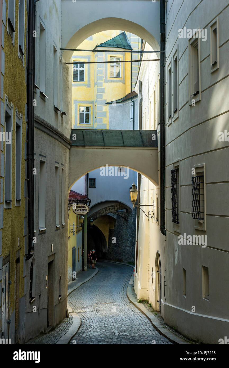 Ruelle étroite avec des arcs-boutants, Innbrückgasse street, centre historique, Passau, Thuringe, Bavière, Allemagne Banque D'Images