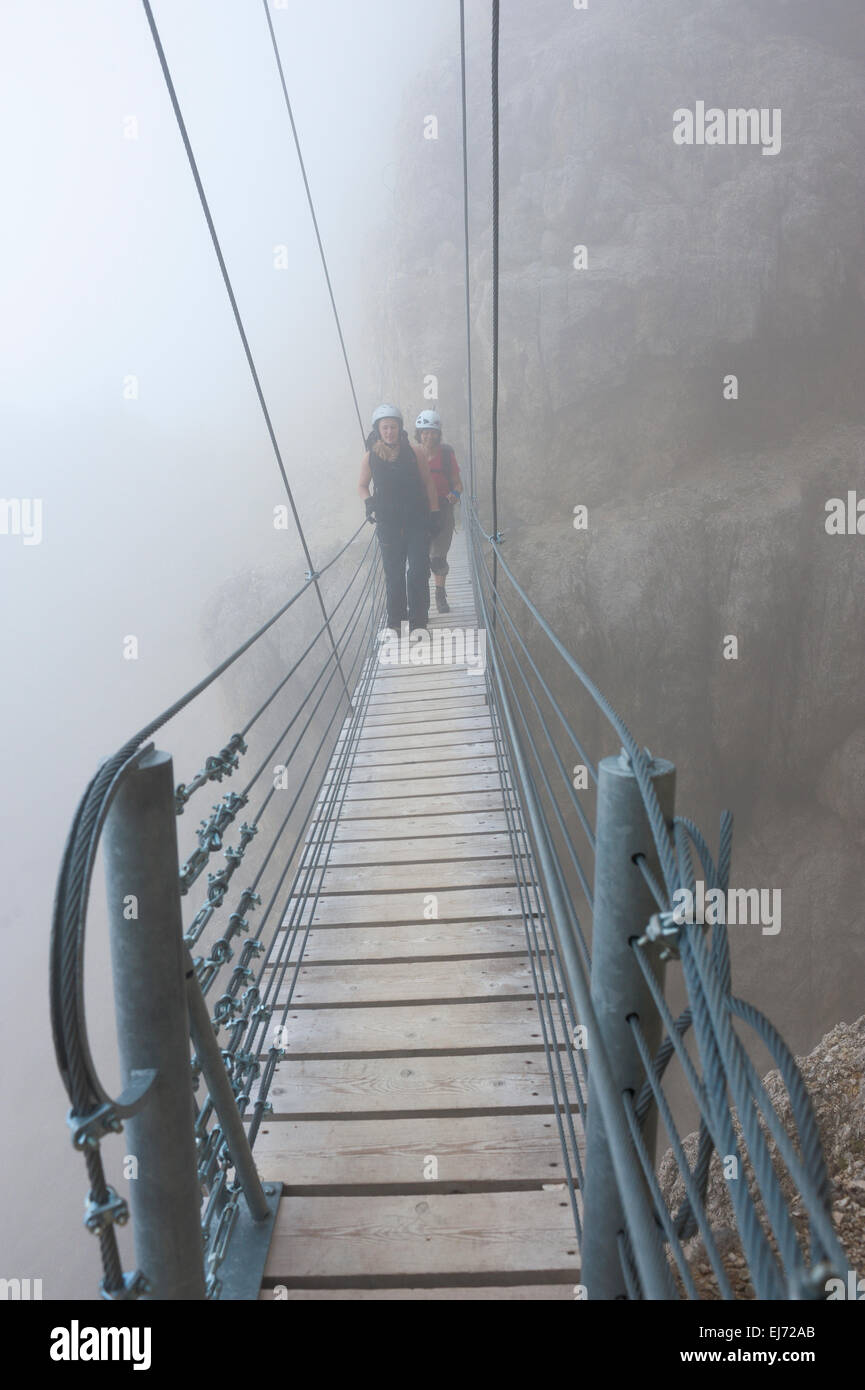 Lagazuoi Via Ferrata, Kaiserjägerweg trail, d'escalade sur le pont suspendu, brouillard, Col Falzarego, Cortina d'Ampezzo, Veneto Banque D'Images