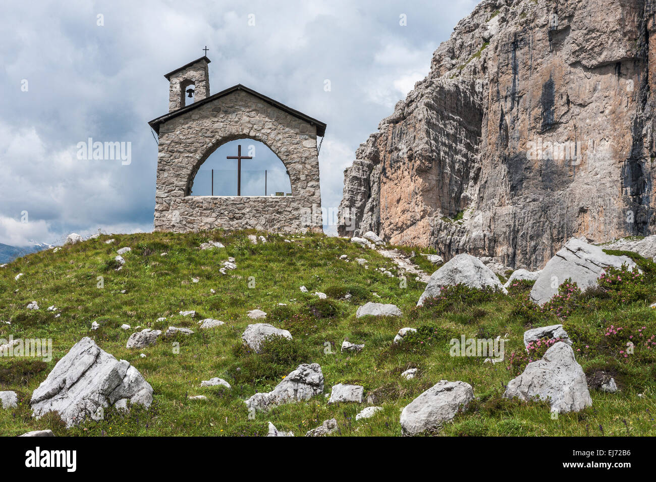 Les alpinistes chapelle à Brentei Hut, Adamello-Brenta, Brenta Dolomites, groupe, Trentin, Italie Banque D'Images