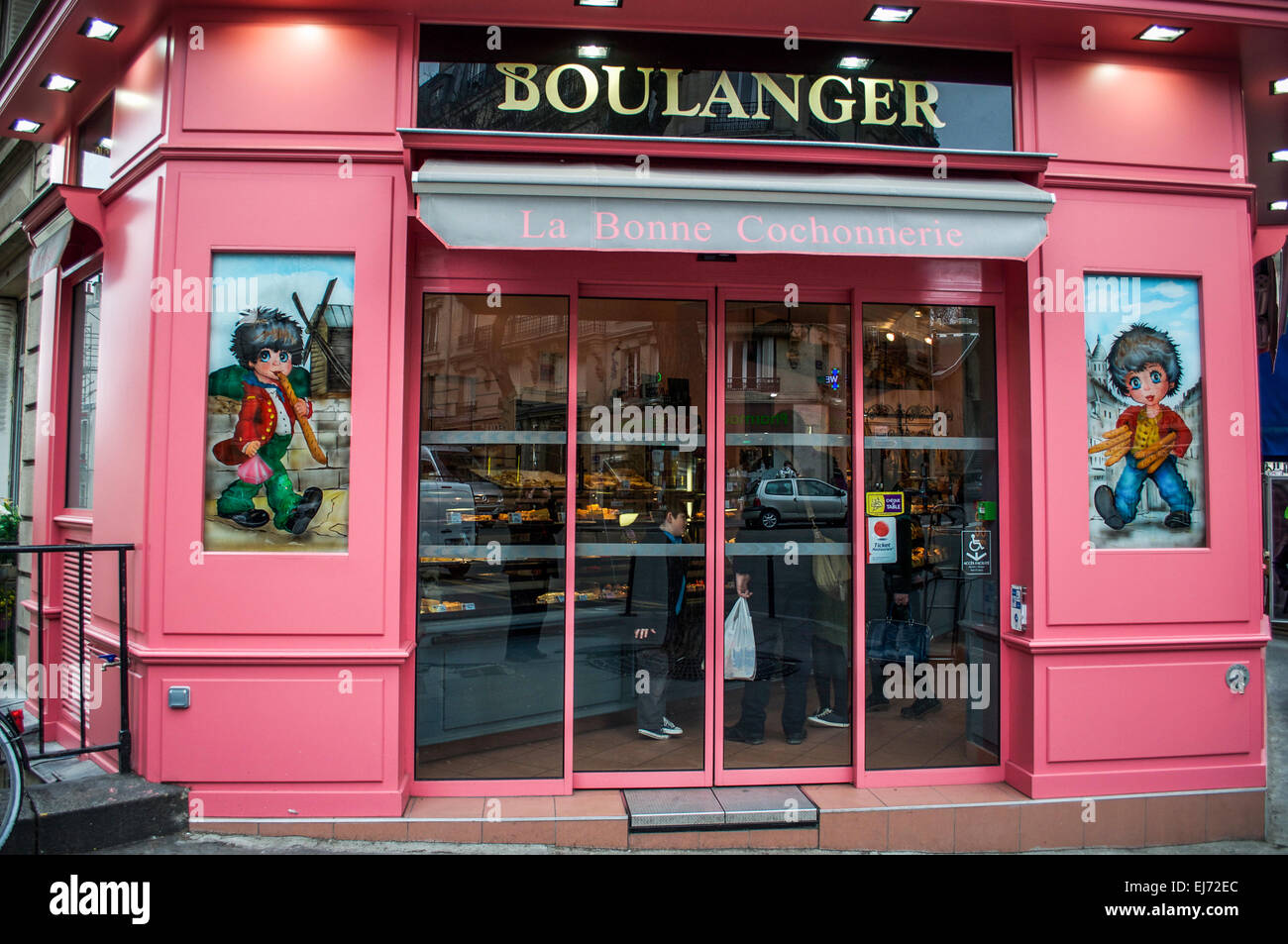 Rose lumineux peint-boulanger, pain baker, sur la rue Lamarck dans le quartier de Montmartre à Paris, France Banque D'Images