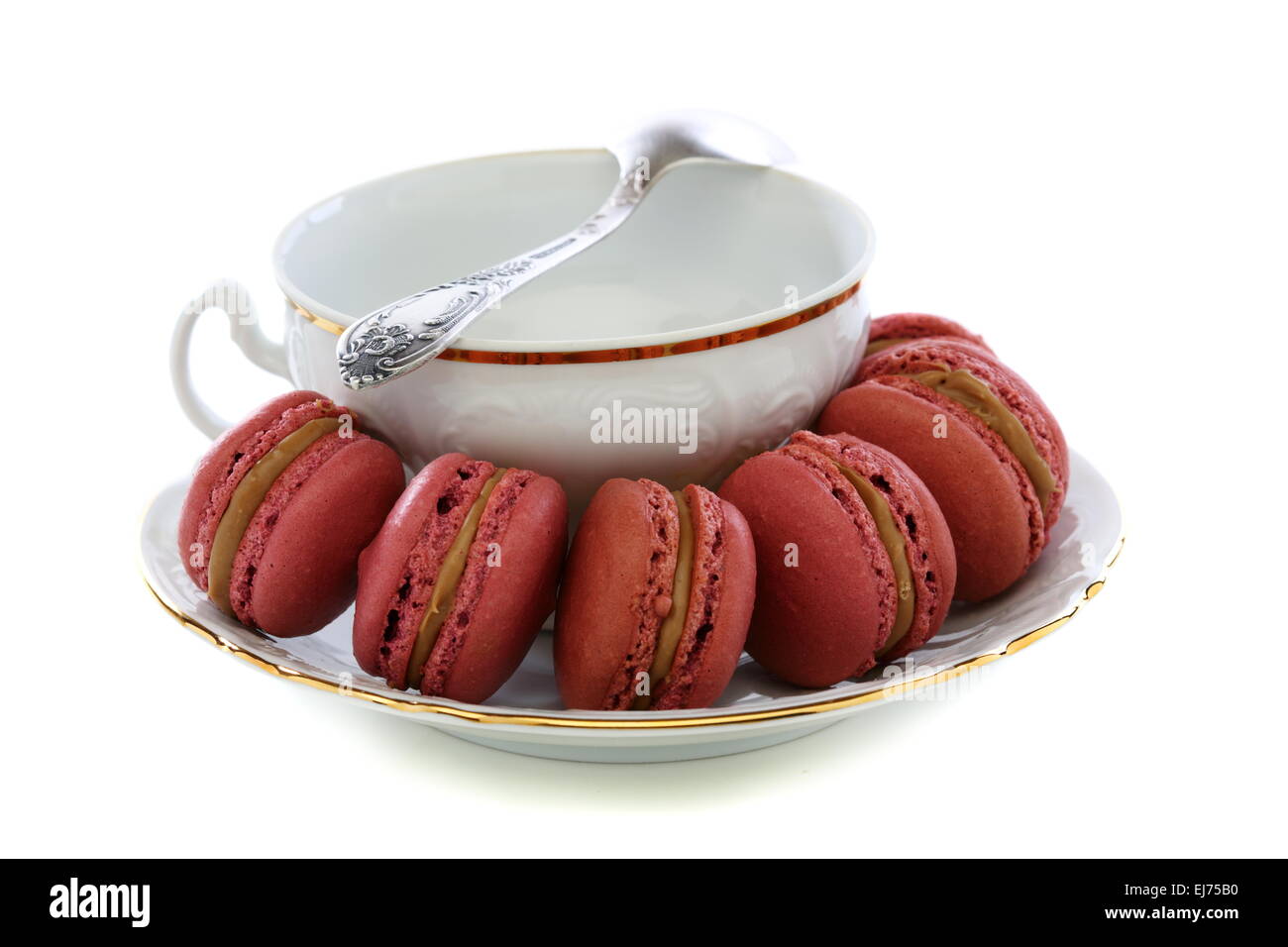 Macarons et tasse blanche. Banque D'Images