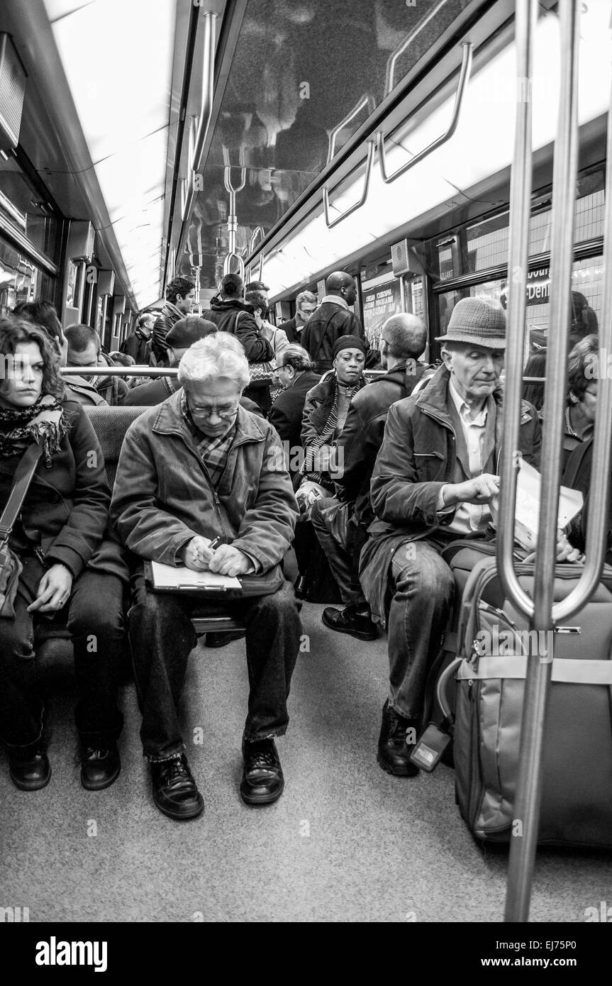 Un wagon dans le métro de Paris aux heures de pointe. Noir et blanc. Banque D'Images