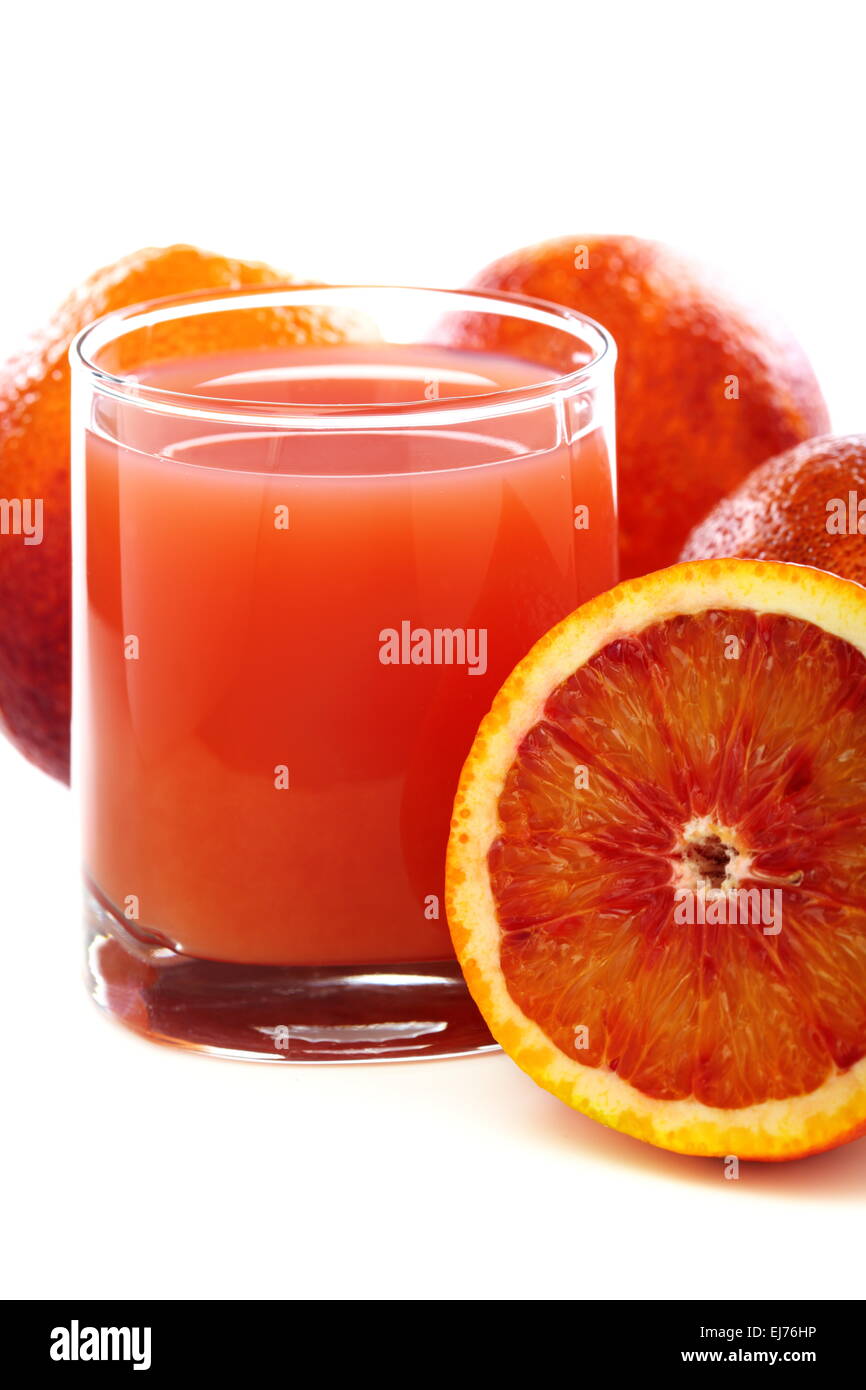 Le verre de jus et d'orange sanguine. Banque D'Images