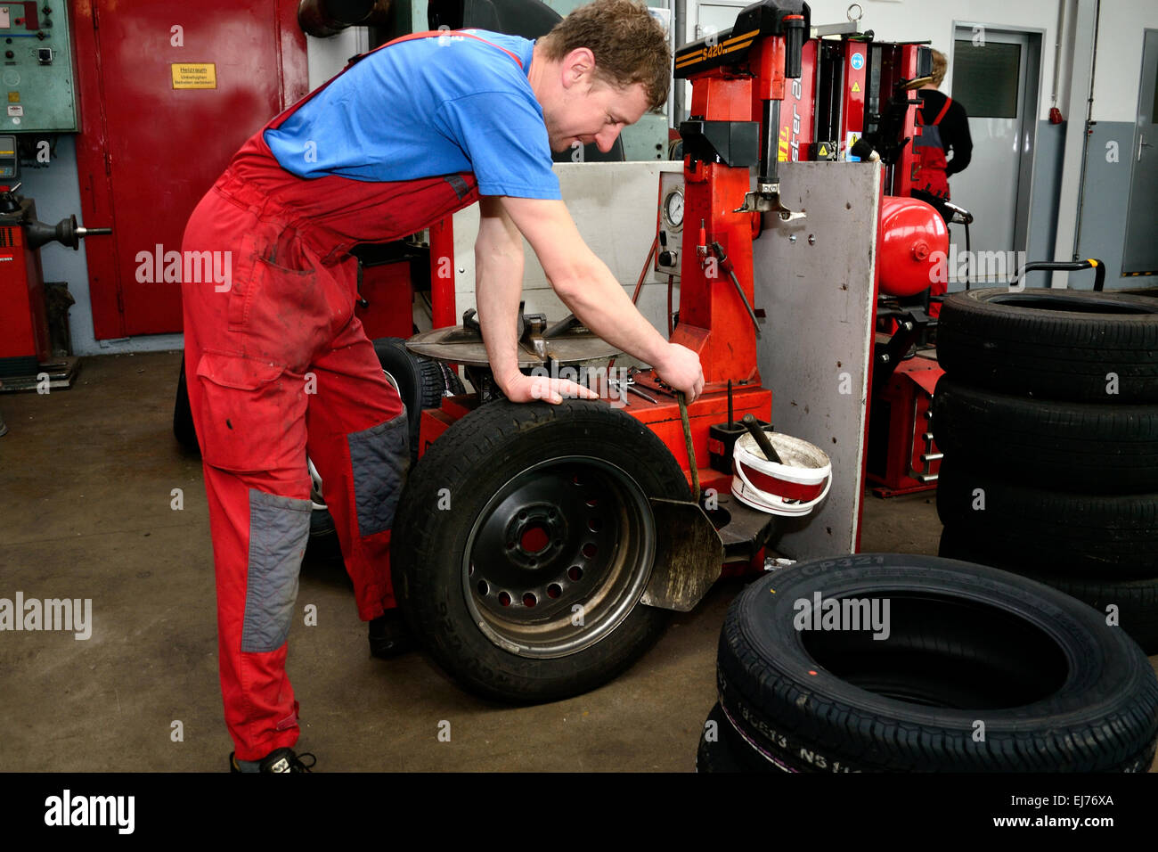 Changement de pneus dans le garage automobile Banque D'Images