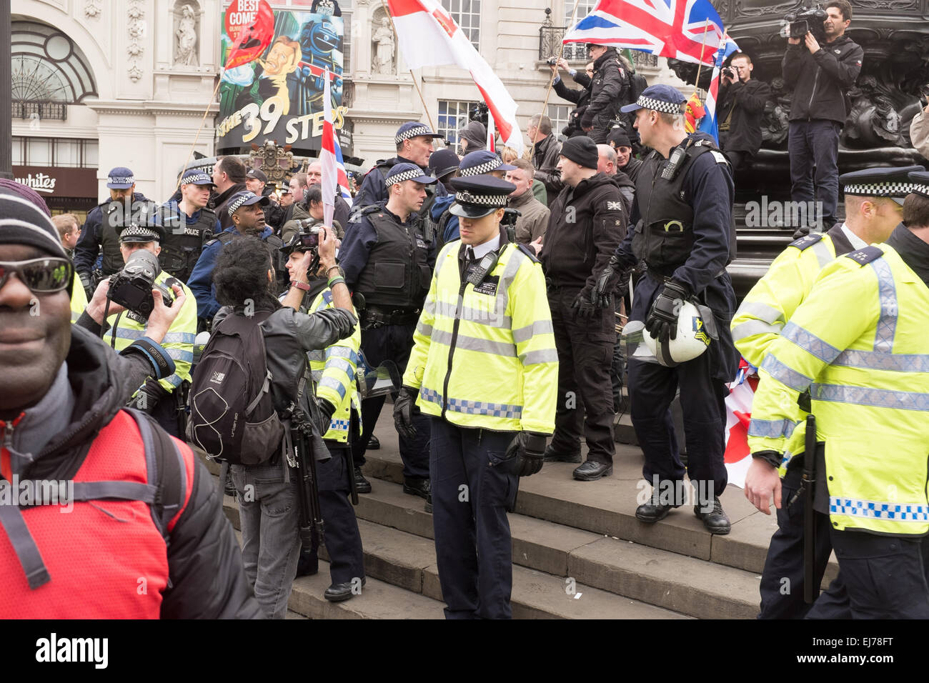 Une démonstration de lutte contre le racisme à Londres, 21 mars 2015. Paul Golding d'Angleterre Premier représenté sur les étapes de l'Éros à Piccadilly Circus Banque D'Images
