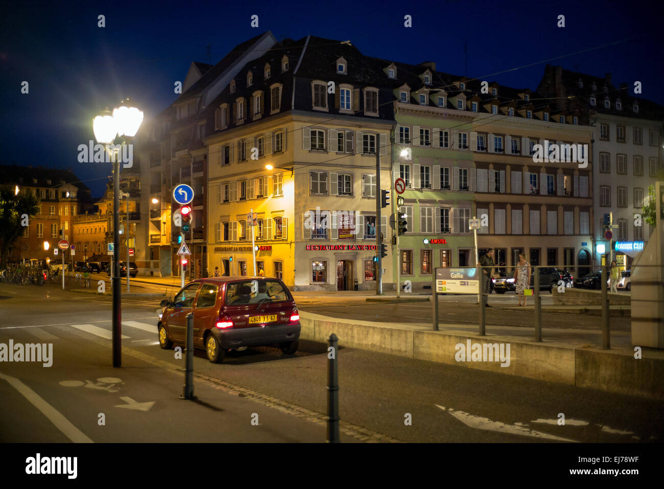 Passage à niveau de la rue, la voiture, les feux de circulation, Quai des Bateliers quay la nuit Strasbourg Alsace France Europe Banque D'Images