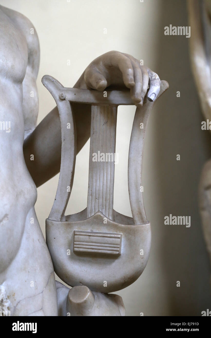 Statue romaine. Détail lyre. Instrument à cordes. Musées du Vatican. 52043. Banque D'Images