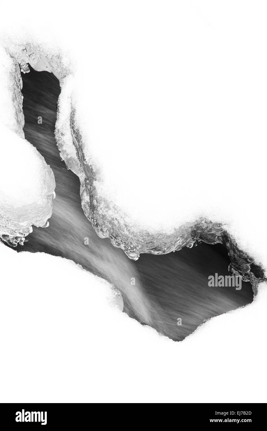 L'eau en continu dans un ruisseau gelé, Atndalen, Norvège Banque D'Images