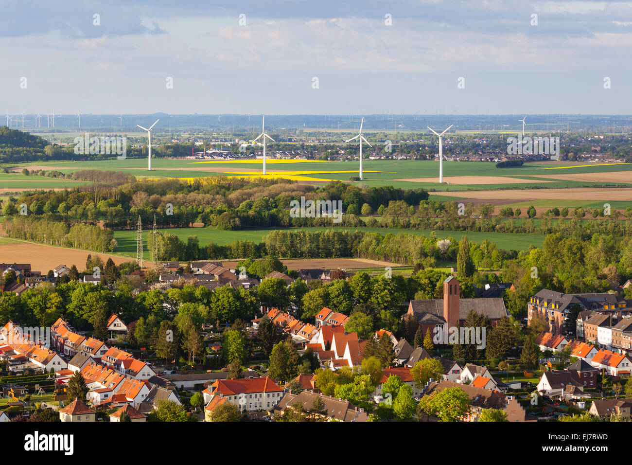 L'Allemagne de l'ouest télévision paysage près de Aix-la-Chapelle et les éoliennes d'Herzogenrath derrière un petit village. Banque D'Images