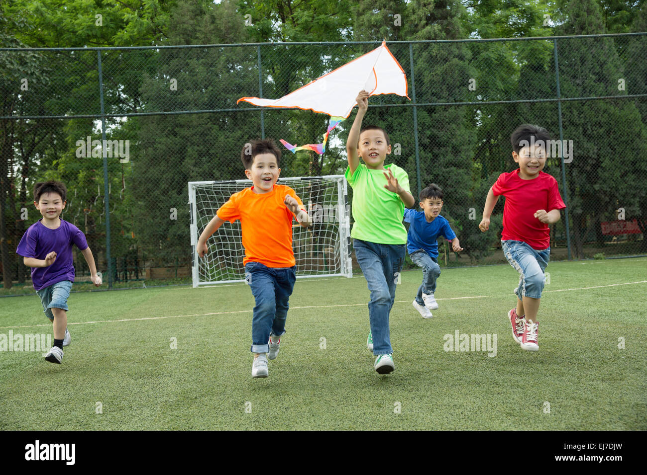 Les garçons sont des cerfs-volants dans l'herbe Banque D'Images