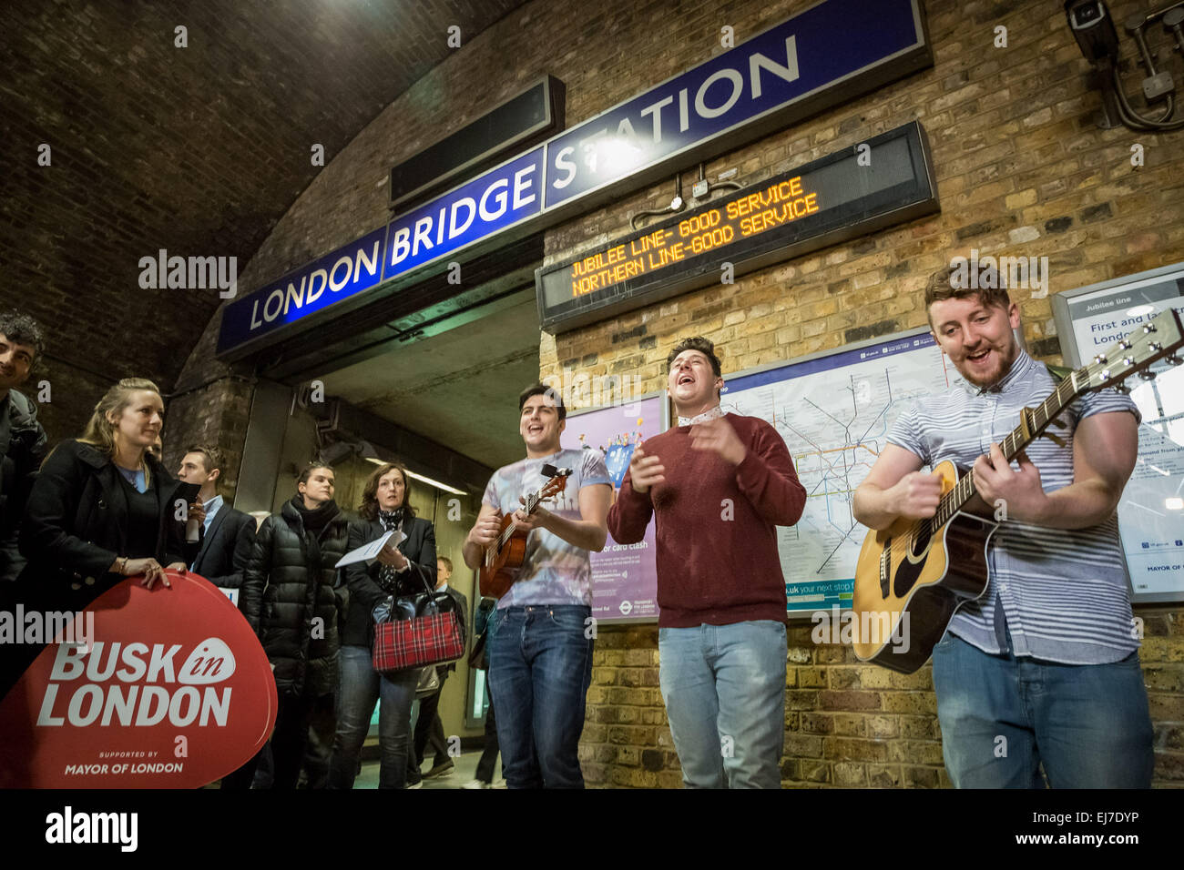 Londres, Royaume-Uni. 23 mars, 2015. La bande sur mesure busk à la Station London Bridge Crédit : Guy Josse/Alamy Live News Banque D'Images