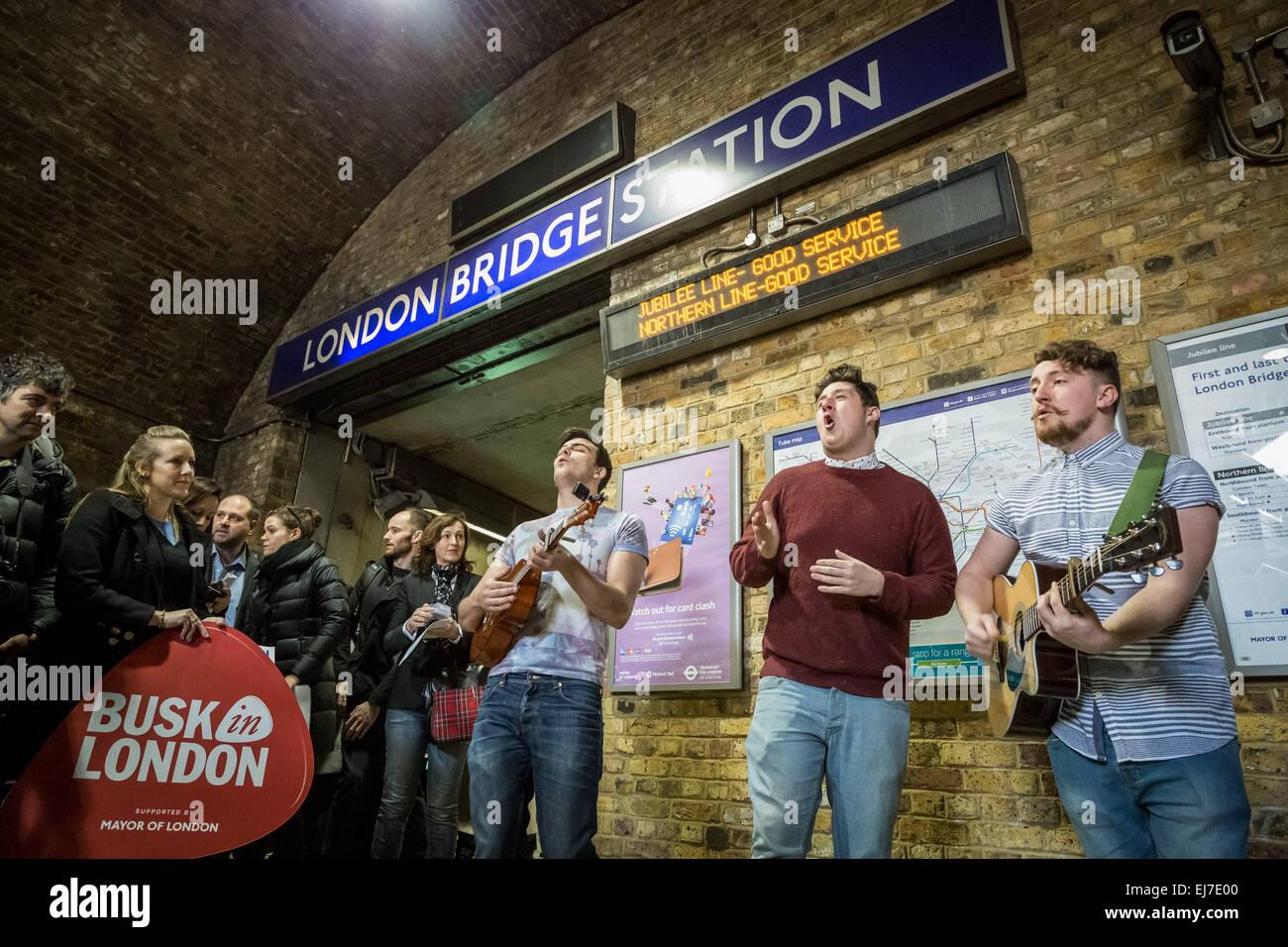 Londres, Royaume-Uni. 23 mars, 2015. La bande sur mesure busk à la Station London Bridge Crédit : Guy Josse/Alamy Live News Banque D'Images