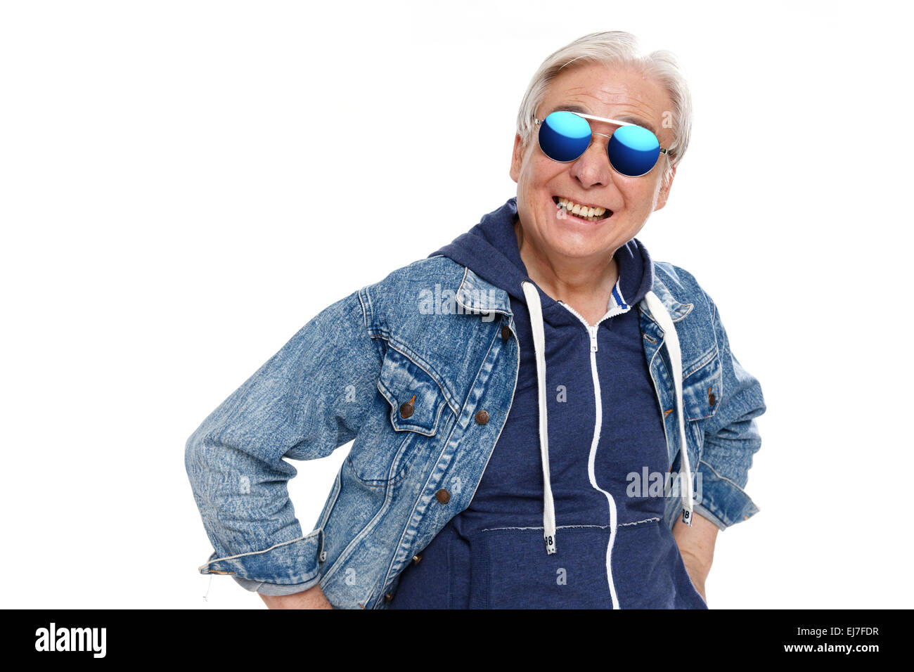 Le vieil homme avec ses mains sur ses hanches Banque D'Images