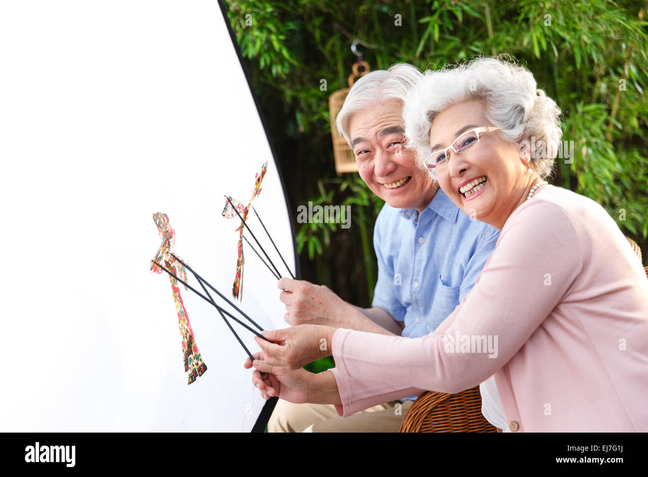 Couple de personnes âgées a été le spectacle de marionnettes d'ombre Banque D'Images