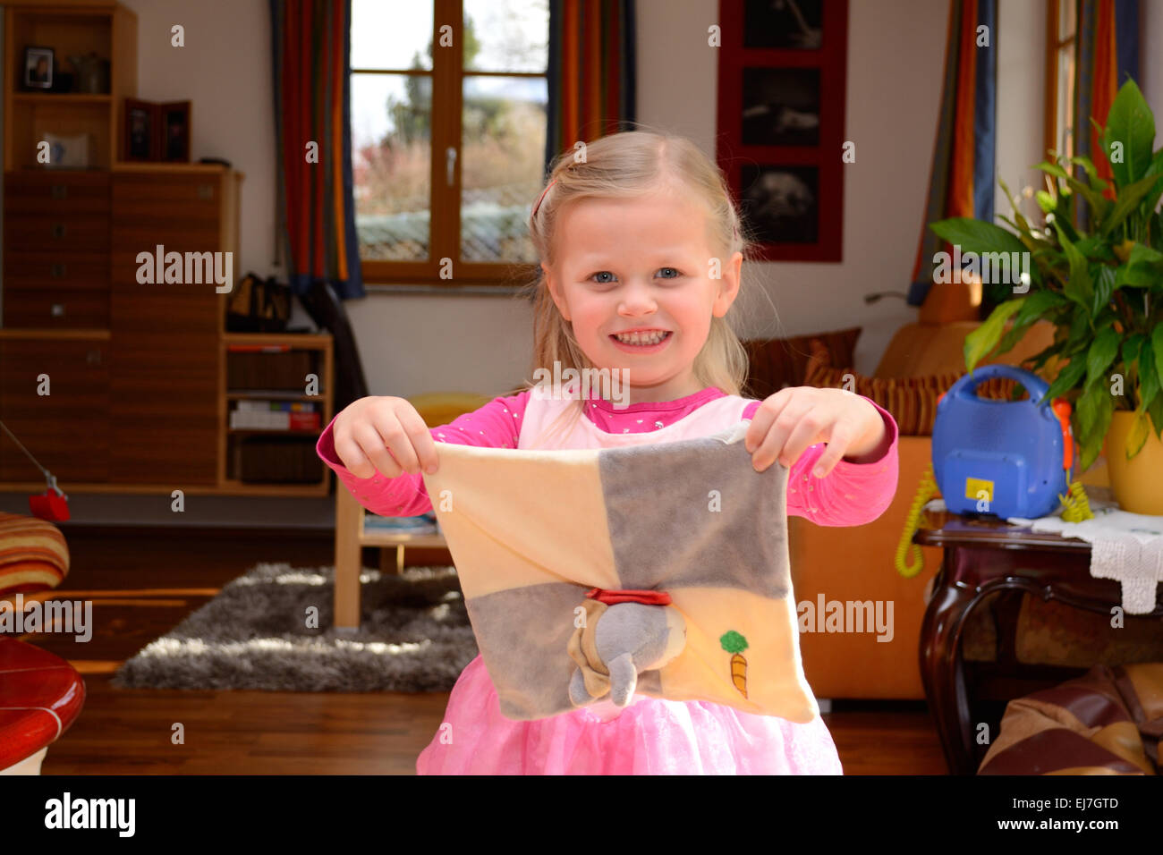 Petite fille avec son jouet en peluche Banque D'Images