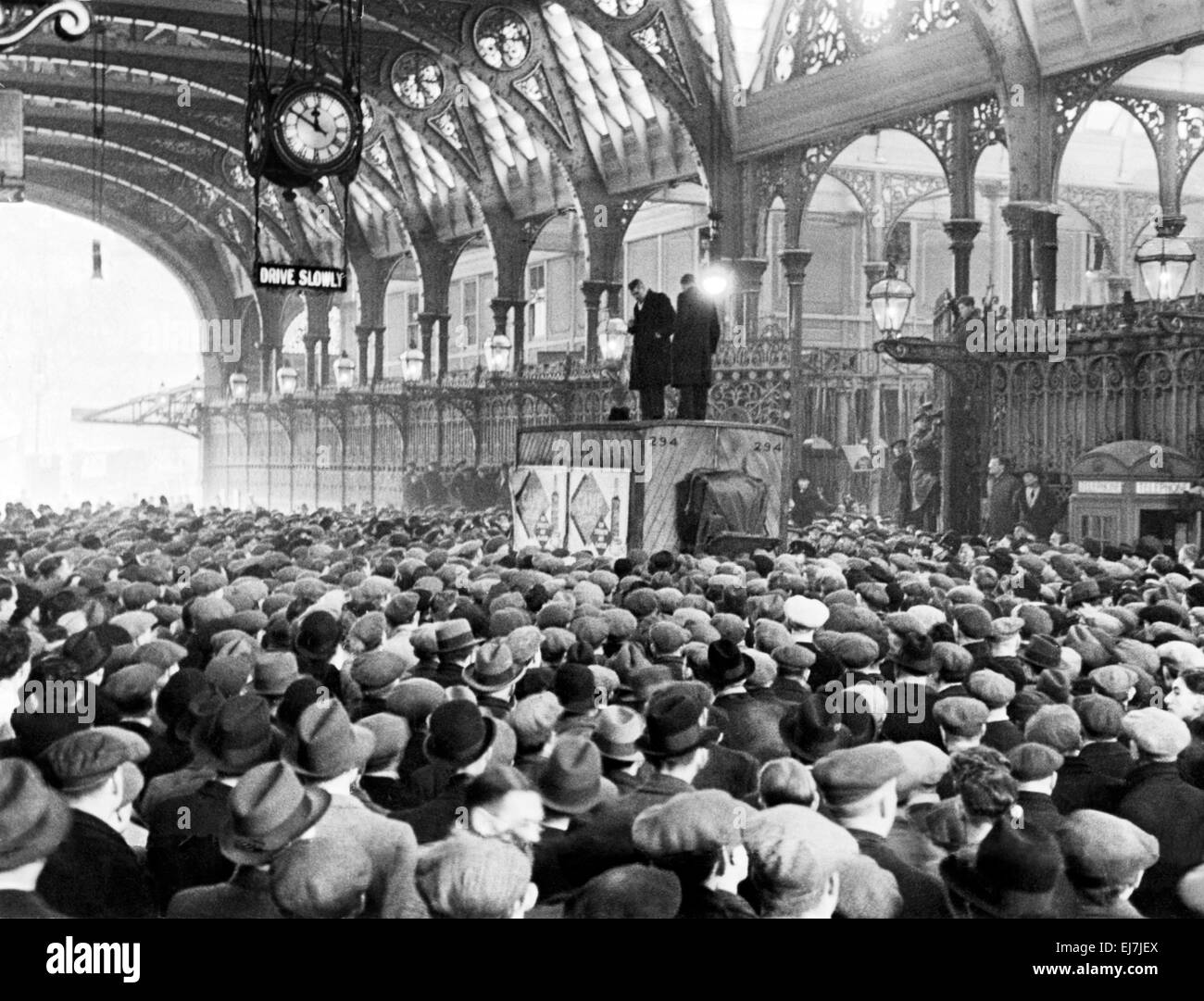 Grève de la viande. Une réunion en cours à Smithfield Meat Market montrant deux délégués ont fait un discours. Ils sont Mr L Hanson, secrétaire de groupe de l'union et M. S H Tribu. 4 février 1936. Banque D'Images