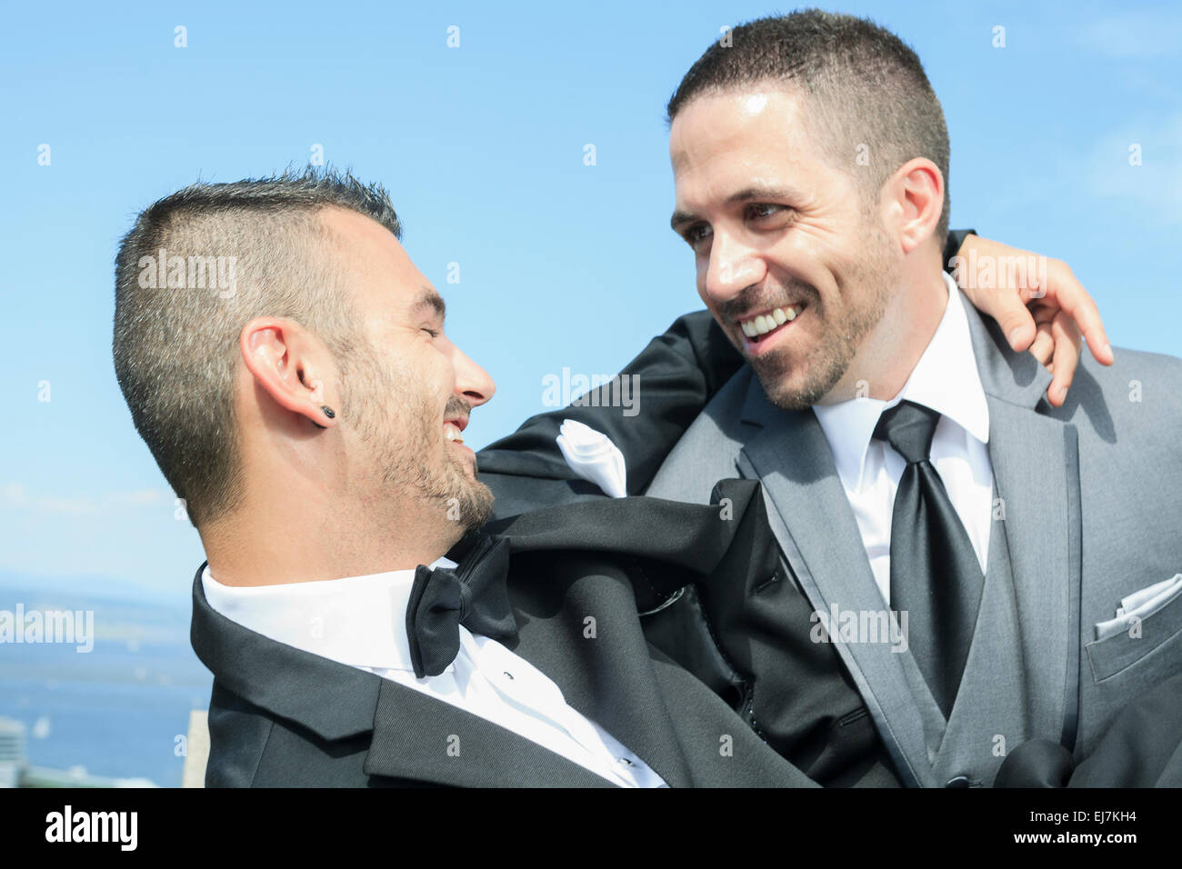 Homme couple gay d'amour le jour de leur mariage. Banque D'Images