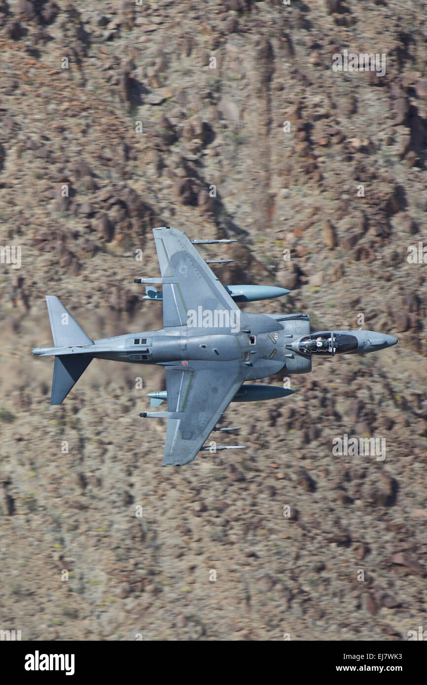 Marine Corps AV-8B Harrier II, tournage dur qu'elle vole à travers un canyon désert faible dans le désert de Mojave, Californie, USA. Banque D'Images