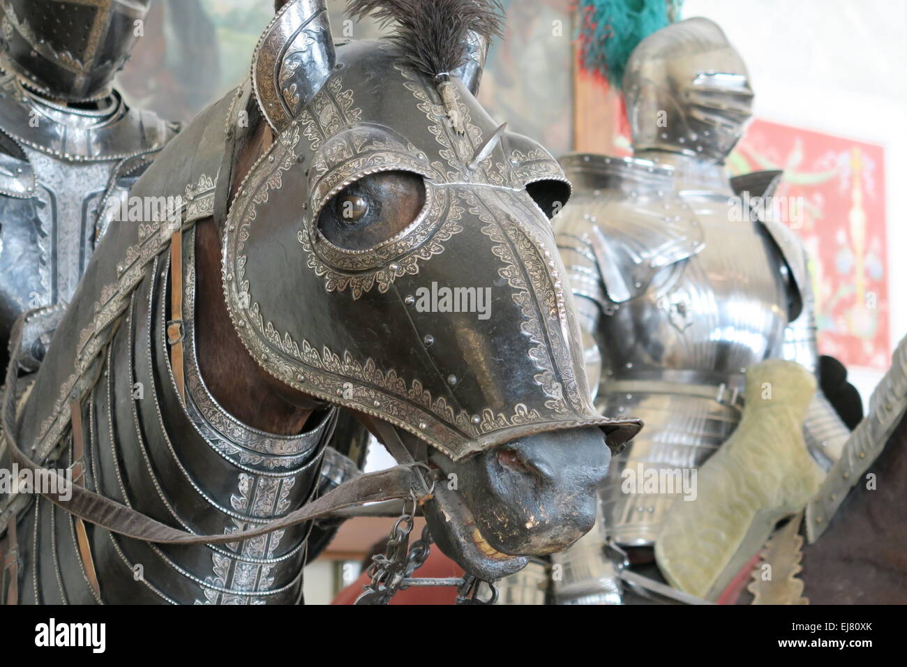 Une photo d'un cheval et de la cavalerie blindée d'exposition dans le musée de l'Ermitage, Saint-Pétersbourg, Russie Banque D'Images